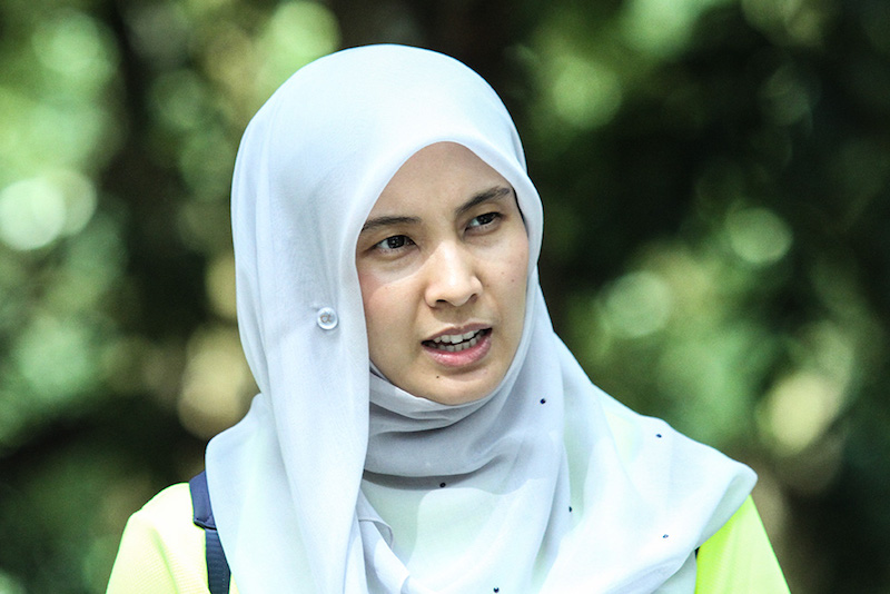 Lembah Pantai MP Nurul Izzah Anwar speaks to reporters at the picnic protest organised by TTDI residents at Taman Rimba Kiara March 24, 2018. u00e2u20acu201d Picture by Miera Zulyana