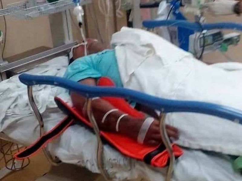 Penjinak ular popular Abu Zarin Hussin dirawat di hospital setelah dipatuk tedung ketika cuba menangkapnya di Bentong. u00e2u20acu201d Foto ihsan Facebook/Syahril A Kadir nn