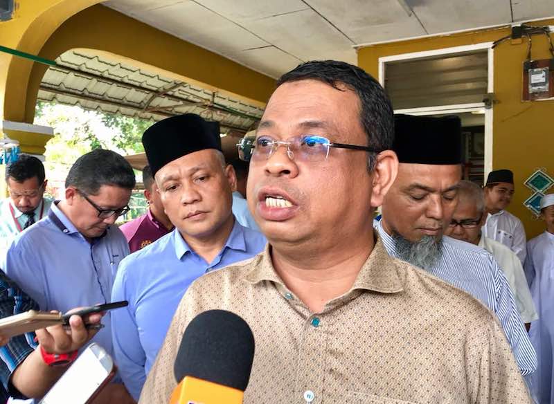 Johor Health, Environment, Education and Information Committee chairman Datuk Ayub Rahmat today described Amanah's recent university proposal as a political gimmick to gain support, and also a misuse of the Sultan of Johor's name. u00e2u20acu201d Picture by Ben Tan