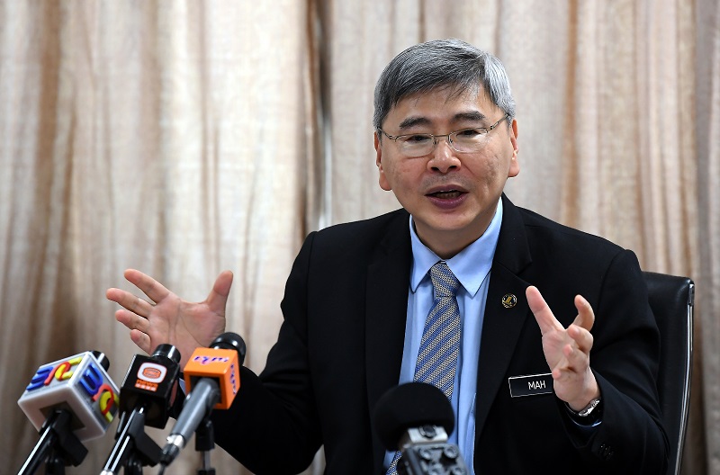 Menteri Perusahaan Perladangan dan Komoditi Datuk Seri Mah Siew Keong ketika sidang media sempena Kunjungan Hormat Pesuruhjaya Tinggi Singapura ke Malaysia di pejabatnya di Putrajaya February 21, 2018. u00e2u20acu201d Foto Bernama