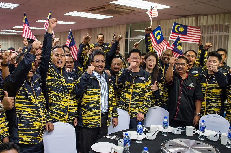 Second Finance Minister Datuk Seri Johari Abdul Ghani (centre) poses for a picture with a few of the athletes from the Malaysia Tug of War contingent in Kuala Lumpur March 5, 2018. u00e2u20acu201d Bernama pic