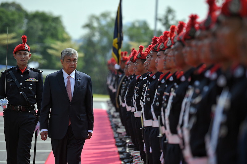 Deputy Prime Minister Datuk Seri Ahmad Zahid Hamidi inspects the honour guard of the the Royal Malaysia Police (PDRM) Air Wing Peninsular Base in Subang March 19, 2018. u00e2u20acu201d Bernama pic