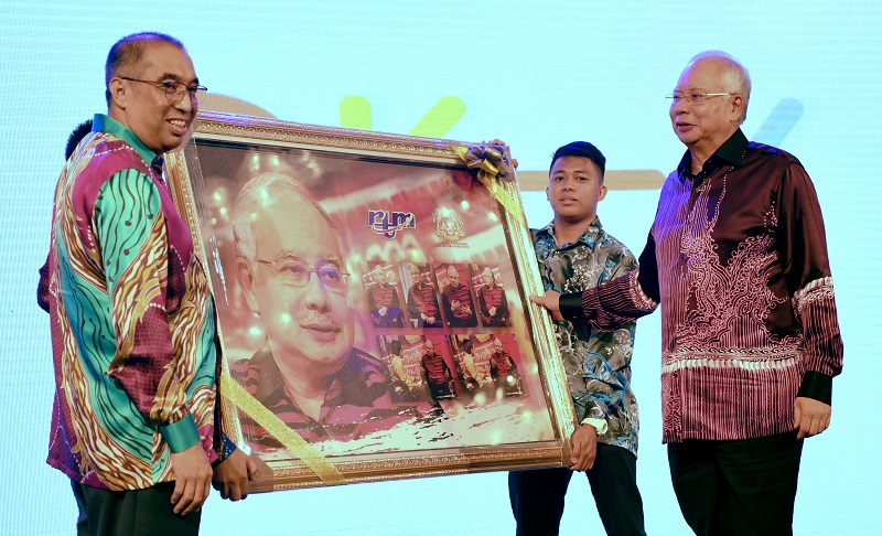Prime Minister Datuk Seri Najib Razak (right) receives a souvenir from Communications and Multimedia Minister Datuk Seri Salleh Said Keruak at the launch ceremony of the new TV OKEY channel in Kota Kinabalu March 21, 2018. u00e2u20acu201d Bernama pic 