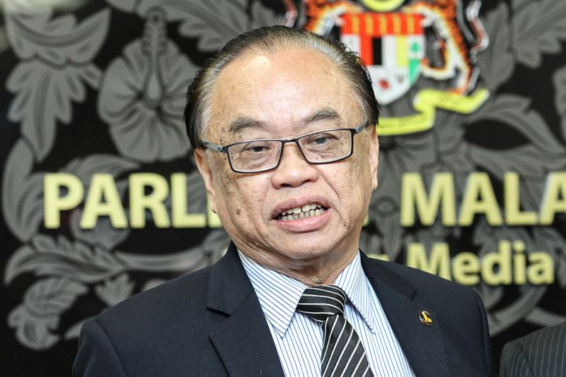 Bukit Bintang MP Fong Kui Lun speaks to the press at the Parliament on March 21, 2018. u00e2u20acu201d Picture by Miera Zulyana 