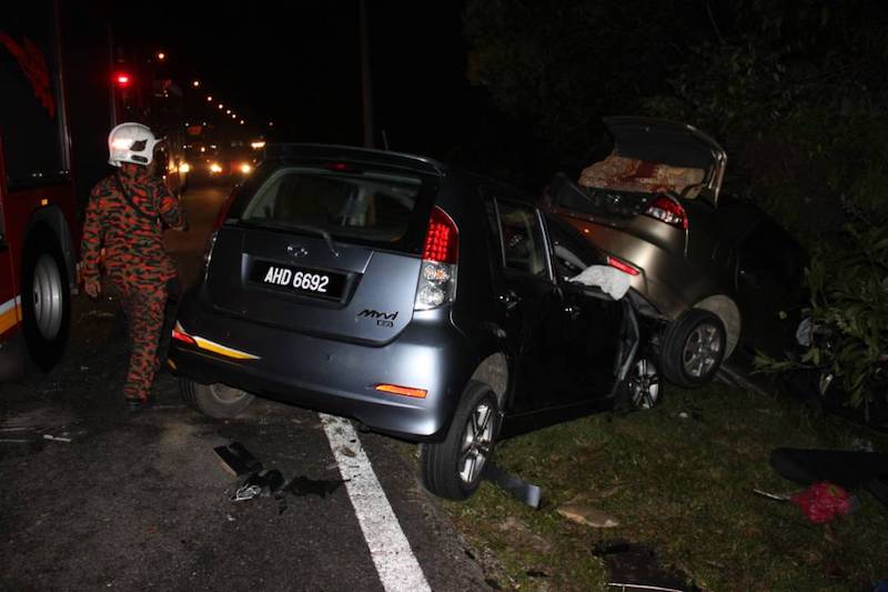 Rescue personnel are seen at the scene of the accident at Km17.6 of Jalan Ipoh-Kuala Lumpur. u00e2u20acu201d Picture courtesy of PDRM