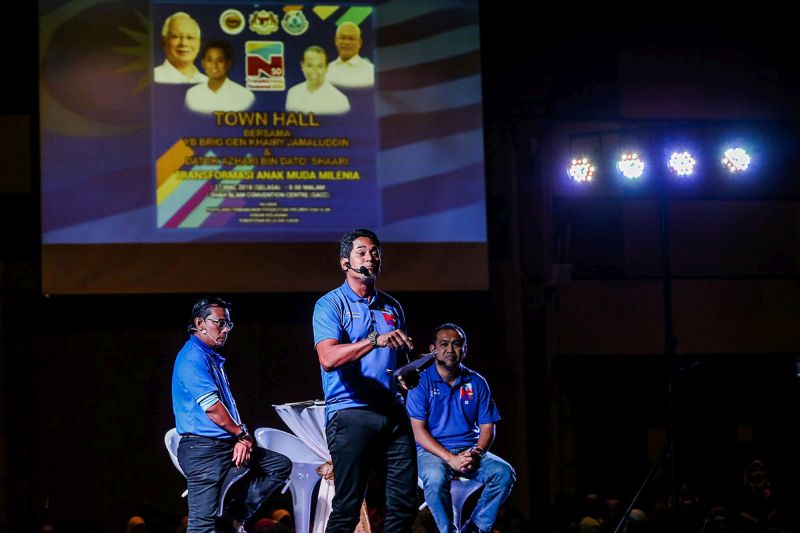 Khairy Jamaluddin (centre) speaks during the u00e2u20acu02dcTransformasi Anak Muda Mileniau00e2u20acu2122 town hall meeting at the Shah Alam Convention Centre on March 27, 2018. u00e2u20acu2022 Picture by Hari Anggara