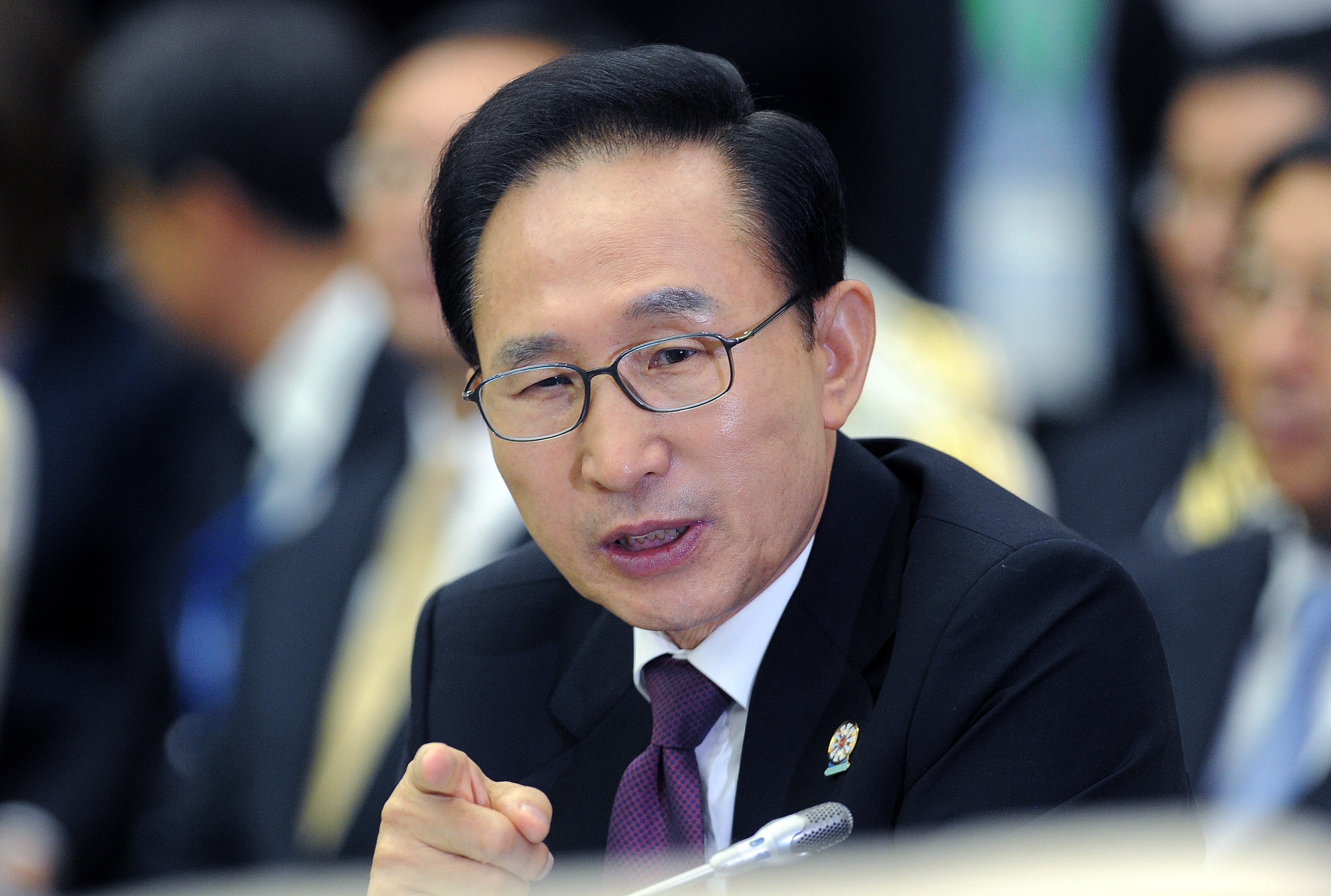South Korean President Lee Myung-Bak attends the East Asian Summit Plenary Session at the Peace Palace in Phnom Penh. u00e2u20acu201d AFP pic