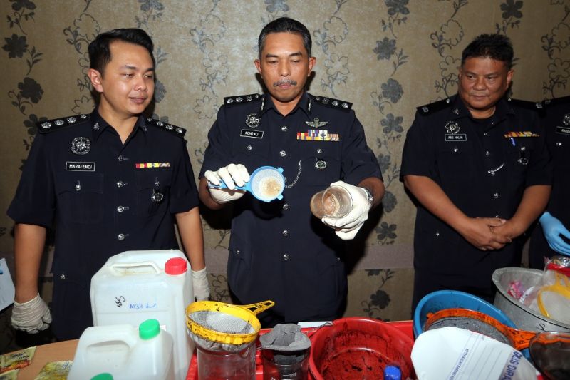 Ipoh District Police Chief Assistant Commissioner Mohd Ali Tamby (centre) shows drugs that were seized from a drug lab in Sibilin March 13, 2018. u00e2u20acu201d Picture by Farhan Najib 
