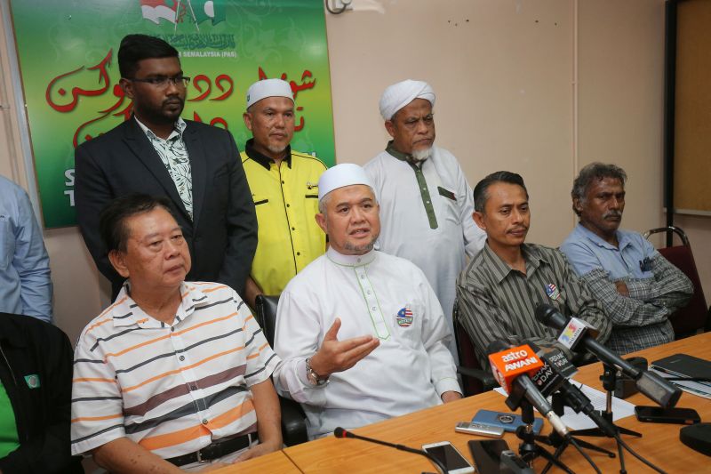 Perak PAS commissioner Razman Zakaria (seated, second from left) speaks at a press conference on March 14, 2018. u00e2u20acu201d Picture by Marcus Pheong