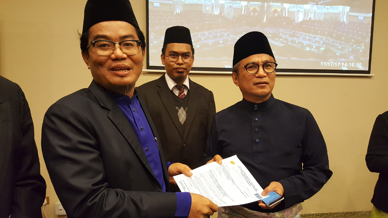 (Far left) Jemoreng assemblyman and former Perlis mufti Datuk Juanda Jaya. u00e2u20acu201d Picture by Sulok Tawie