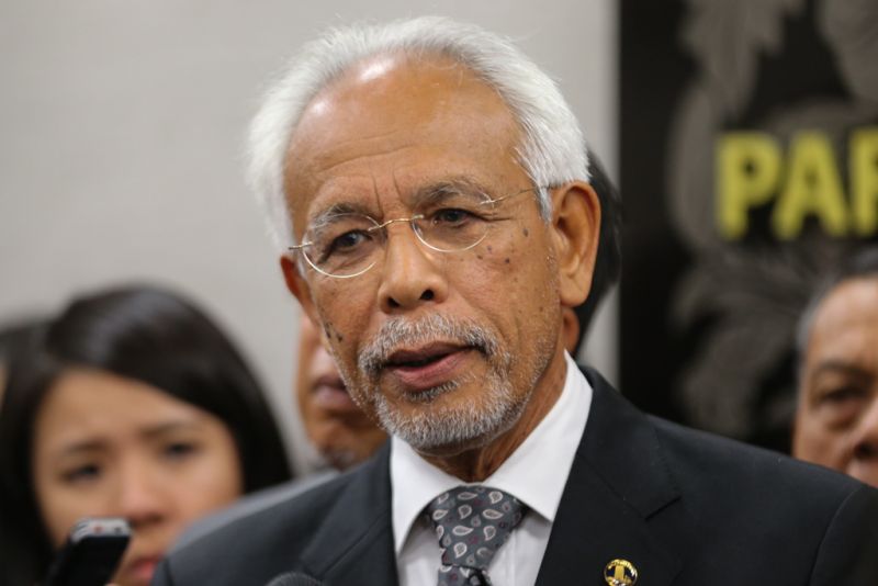 Tan Sri Shahrir Abdul Samad speaks to reporters during the fourth day of the parliament sitting in Kuala Lumpur March 8, 2018. u00e2u20acu2022 Picture by Ahmad Zamzahuri