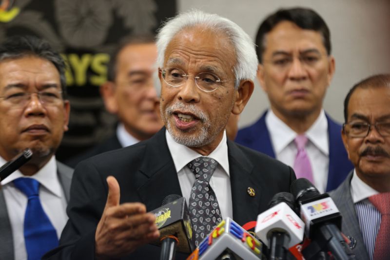 Tan Sri Shahrir Abdul Samad speaks to reporters during the fourth day of the parliament sitting in Kuala Lumpur March 8, 2018. u00e2u20acu2022 Picture by Ahmad Zamzahuri