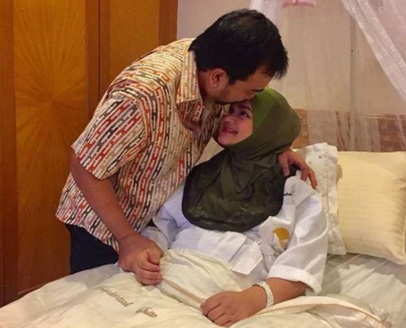 Datuk Seri Siti Nurhaliza disambut suaminya setelah selamat bersalin di sebuah pusat perubatan di Kuala Lumpur, 19 Mac 2018. u00e2u20acu201d Foto ihsan Instagram/CTDK