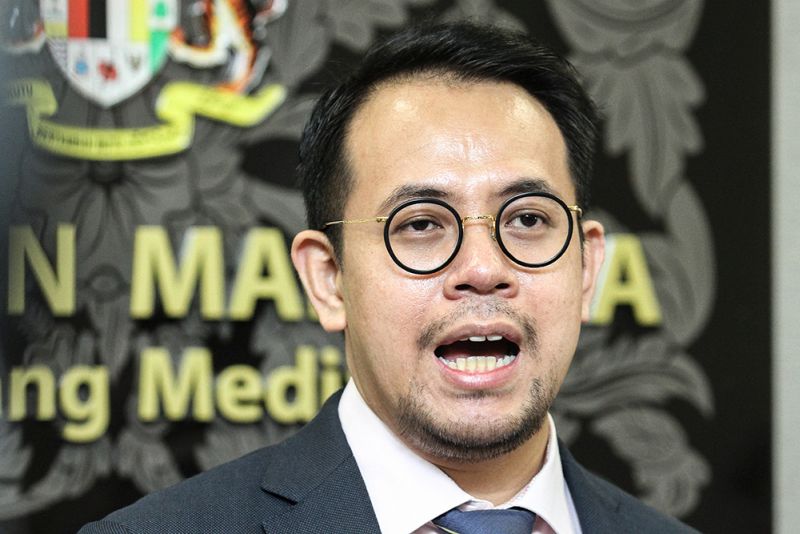 Bukit Mertajam MP Steven Sim speaks to the press at the Parliament on March 21, 2018. u00e2u20acu201d Picture by Miera Zulyana 