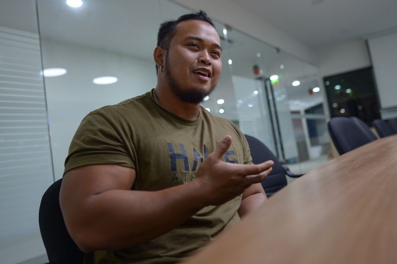 Interview with Malaysiau00e2u20acu2122s strongest man Zarol Alfiyan at MalayMail office. u00e2u20acu201d Picture by Mukhriz Hazim