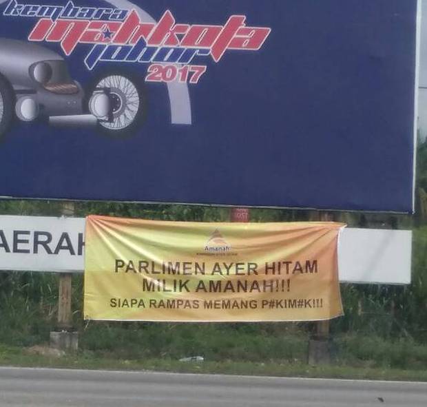 The crudely worded banner along Jalan Kluang-Batu Pahat in Ayer Hitam. Johor Amanah has denied having anything to do with it March 18, 2018. u00e2u20acu201d Malay Mail pic