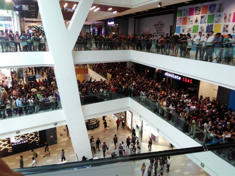 Viral images showed queues stretching around the mall as early as opening hours. u00e2u20acu201d Picture via Facebook