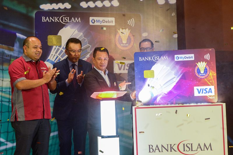 BAM president Datuk Seri Norza Zakaria (centre) is pictured during the launch of Bank Islamu00e2u20acu2122s BAM debit card at the Sheraton Imperial Kuala Lumpur March 29, 2018. u00e2u20acu201d Picture by Mukhriz Hazim 