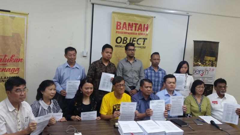Bersih 2.0 leaders and some of the 107 voters who sued the Election Commission over its failure to hear their objections to the latter's redelineation proposal for Selangor. u00e2u20acu201d Picture by Ida Lim 