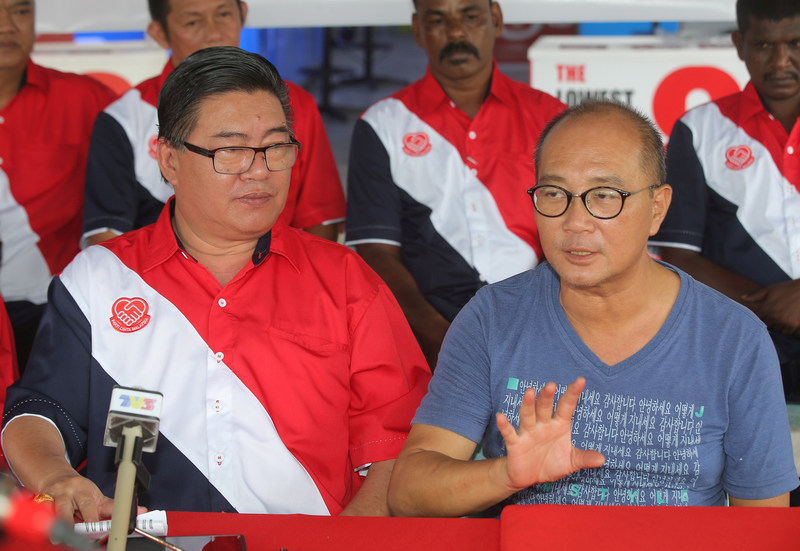 DAP Tapah liasion committee chairman Richard Leong Soon Fatt (right) with PCM deputy president Datuk Huan Cheng Guan March 3, 2018. u00e2u20acu201d Picture by Pheong Kar Yun