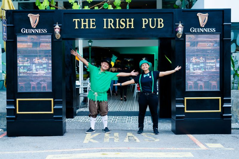 Top of the morning to ya... 'makan' already ah?  u00e2u20acu201d Picture courtesy of Heineken Malaysia 