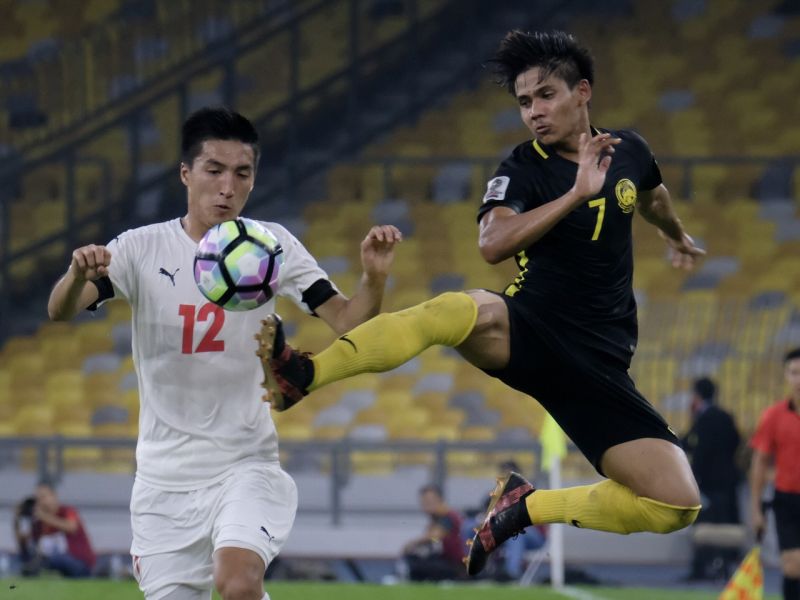 Pemain negara Muhammad Akhyar Abdul Rashid (kanan) cuba merampas bola daripada pemain Mongolia Oyunbaatar Otgonbayat pada Perlawanan Persahabatan Bola Sepak Antarabangsa di Stadium Nasional Bukit Jalil malam kelmarin. u00e2u20acu201d Foto Bernama