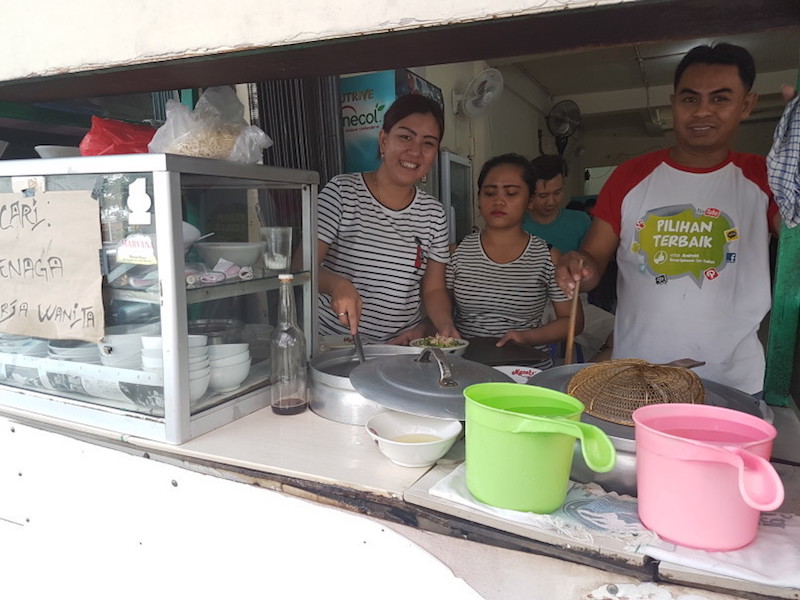 Marianna cooks for customers at Bakmi Copin Kelapa Gading. — Jakarta Globe pic