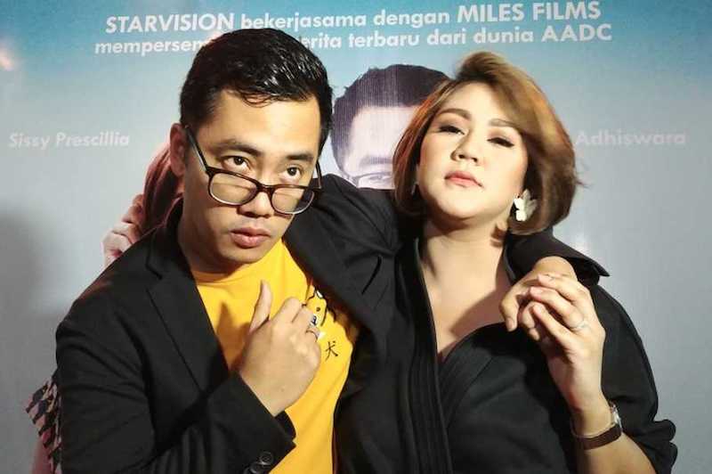 Dennis Adhiswara and Sissy Prescillia will reprise their roles as odd couple Milly and Mamet in the upcoming u00e2u20acu02dcAda Apa Dengan Cintau00e2u20acu2122 spin-off, u00e2u20acu02dcMilly & Mamet,u00e2u20acu2122 directed by Ernest Prakasa. u00e2u20acu201d Jakarta Globe pic