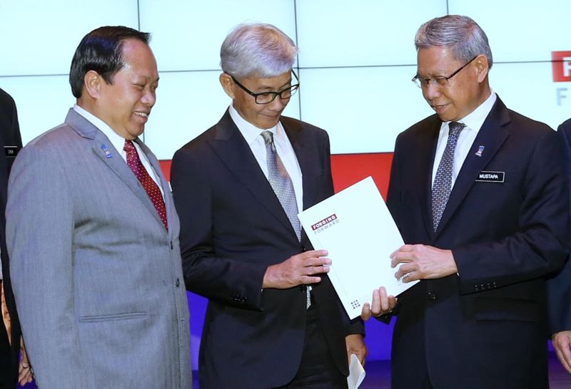 From left, Deputy Minister (Industry) Datuk Ahmad Maslan, MIDA chairman Tan Sri Amirsham A. Aziz, Minister of International Trade and Industry Datuk Seri Mustapha Mohamed launching of the Malaysia investment performance report 2017, March 6, 2018. u00e2u20acu201d Pic