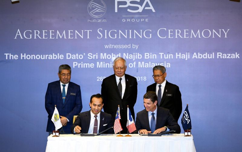 Datuk Seri Najib Razak (centre) witnessed the signing of the agreement between Naza Corporation Holding Sdn Bhd and PSA Group in Putrajaya February 26, 2018. u00e2u20acu2022 Bernama pic