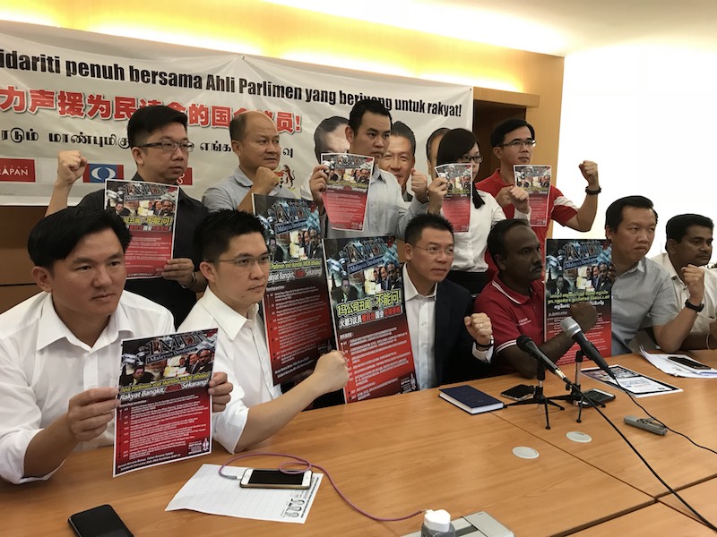 Perak DAP chairman Nga Kor Ming (3rd from left) together with party members show their support for the solidarity campaign to protest the suspension of four of its lawmakers from Parliament. u00e2u20acu201d Picture by John Bunyan