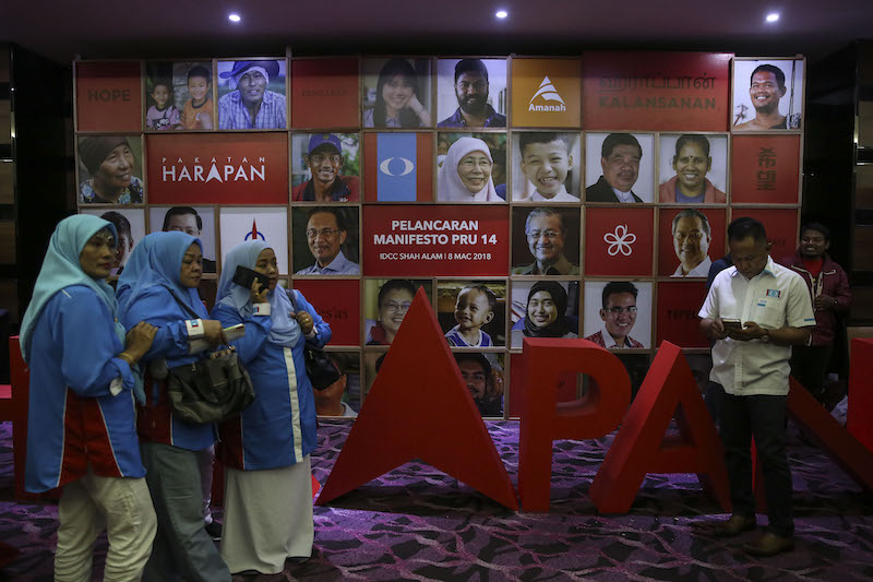 Pakatan Harapan party members are seen at the launch of the 'Buku Harapan' manifesto in Shah Alam March 8, 2018. u00e2u20acu201d Picture by Yusof Mat Isa