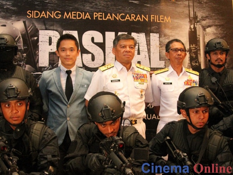 Director Adrian Teh and Chief of TLDM Laksamana Tan Sri Ahmad Kamarulzaman Ahmad Badaruddin with the actors of u00e2u20acu02dcPaskalu00e2u20acu2122. u00e2u20acu201d CinemaOnline pic