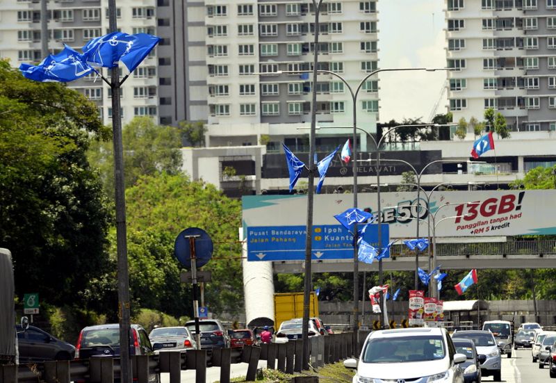 Barisan Nasional and PKR flags are seen along Jalan Ulu Kelang, Selangor on March 14, 2018. u00e2u20acu201d Picture by Ham Abu Bakar