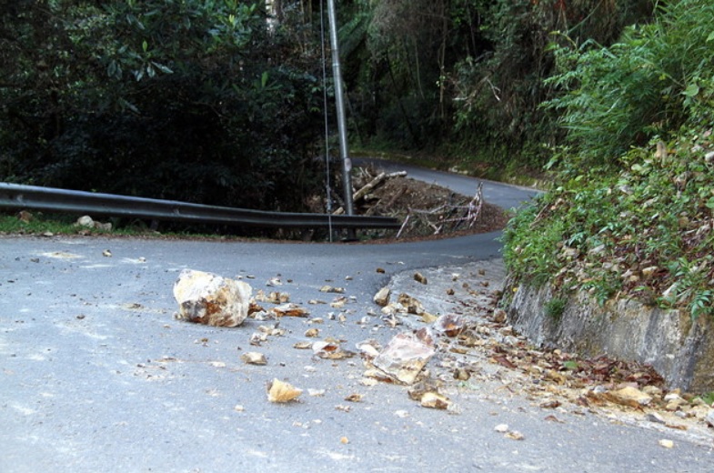 File pictures shows stones scattered on the road to Timpohon Gate as a result of a magnitude 5.2 earthquake that rocks Ranau on March 9, 2018. u00e2u20acu201d Bernama pic