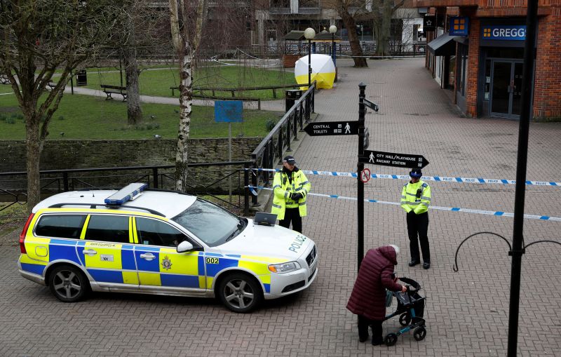 Police officers continue to guard the scene where a forensic tent, covering the bench where Sergei Skripal and his daughter Yulia were found, has been erected in the centre of Salisbury March 9, 2018. u00e2u20acu201d Reuters pic