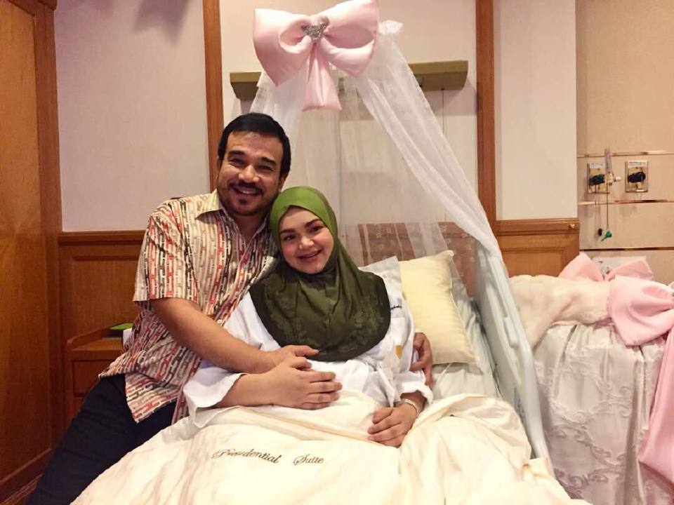 he couple all smiles before the safe delivery of their firstborn. -- Pic courtesy of Rozi Abdul Razak 