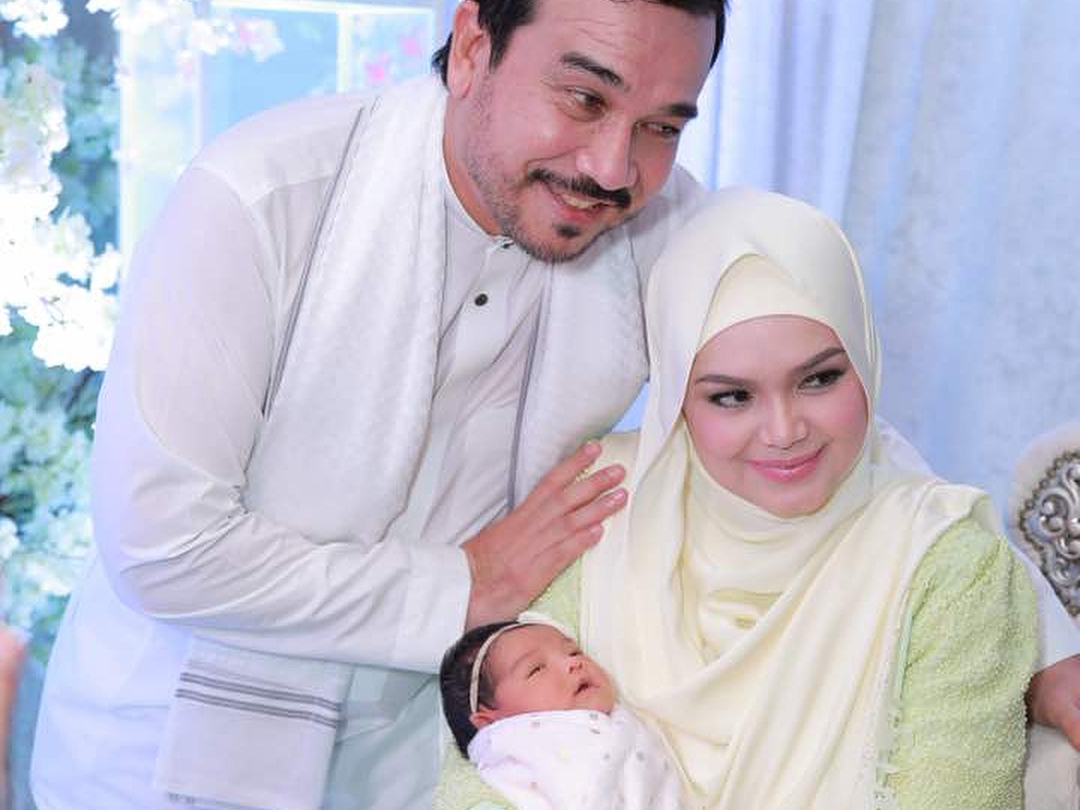 Datuk Seri Siti Nurhaliza Taruddin and husband Datuk Seri Khalid Mohamad Jiwa with their newborn daughter named Siti Aafiyah. u00e2u20acu201d Picture courtesy of Instagram/Siti Nurhaliza