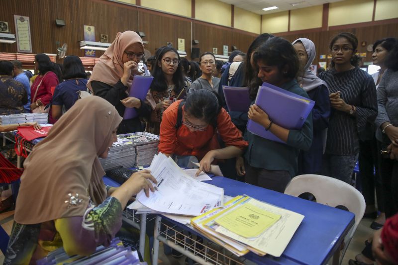 Students take their SPM results at Sekolah Menengah Kebangsaan (P) Seri Aman in Petaling Jaya March 15, 2018. u00e2u20acu2022 Picture by Yusof Mat Isa
