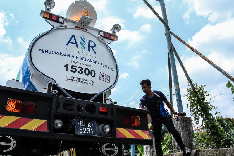 A Syabas water tanker is pictured at Lembah Jaya, Ampang March 6, 2018. u00e2u20acu201d Picture by Shafwan Zaidon