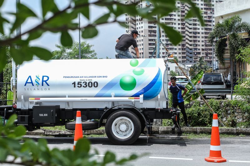 A Syabas water tanker is pictured at Lembah Jaya, Ampang March 6, 2018. u00e2u20acu201d Picture by Shafwan Zaidon