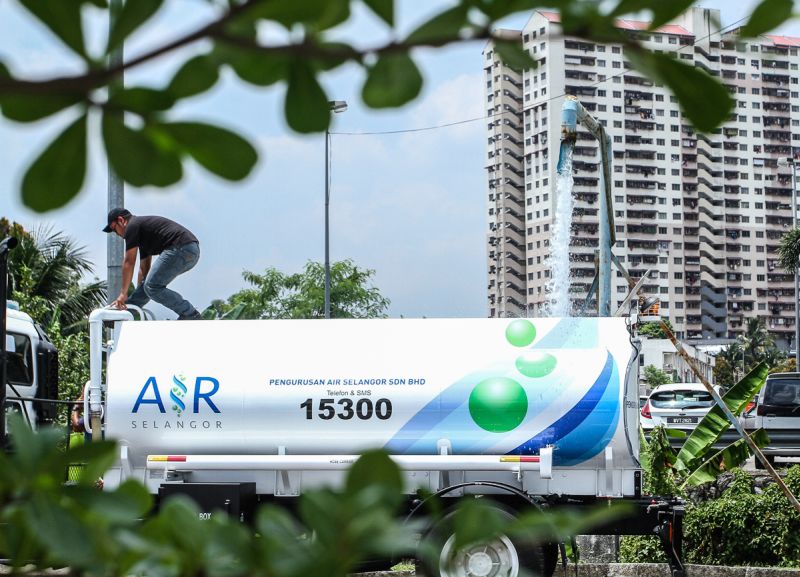 A Syabas water tanker is pictured at Lembah Jaya, Ampang March 6, 2018. u00e2u20acu201d Picture by Shafwan Zaidon