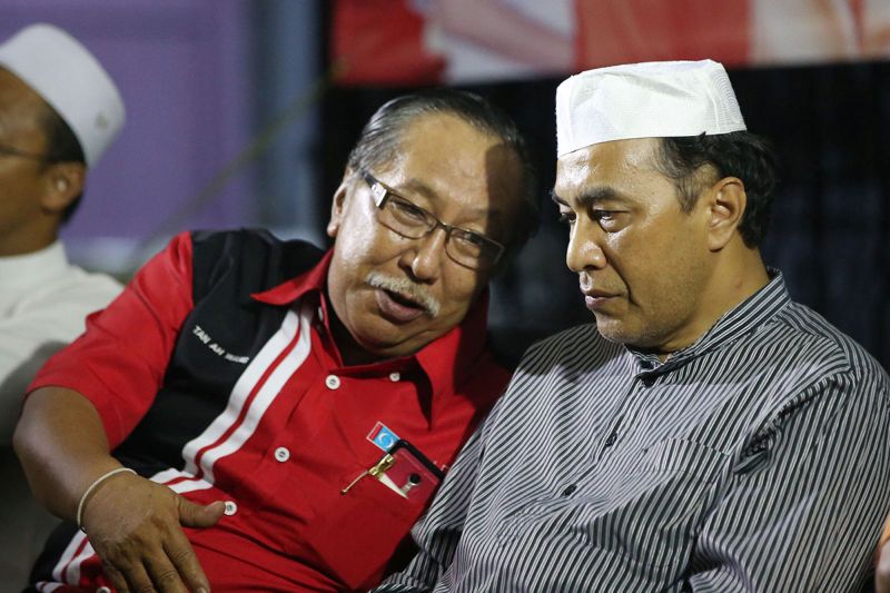 Amanahu00e2u20acu2122s Tan Ah Wang (left) speaks to Kelantan Pakatan Harapan chairman Husam Musa during the launch of the PHu00e2u20acu2122s inter-racial relations committee at Pasir Mas March 21, 2018. u00e2u20acu201d Picture by Azinuddin Ghazali