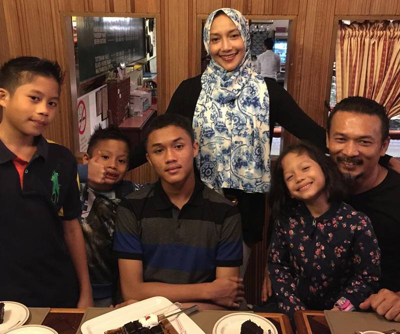 Ziana with husband Armin and their four children. u00e2u20acu201d Picture from instagram @iamzianazain
