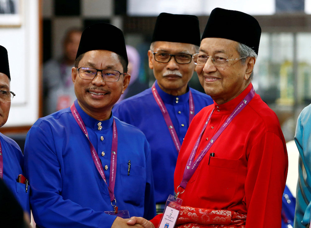 PPBMu00e2u20acu2122s Tun Dr Mahathir Mohamad shakes hands with Barisan Nasionalu00e2u20acu2122s Datuk Nawawi Ahmad on Nomination Day in Langkawi April 28, 2018. u00e2u20acu201d Reuters pic