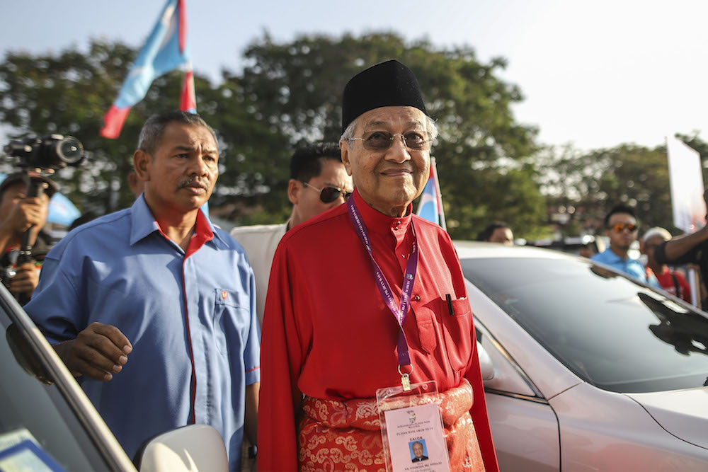 Tun Dr Mahathir Mohamad arrives to submit his nomination papers in Pekan Kuah, Langkawi April 28, 2018. u00e2u20acu201d Picture by Azneal Ishak