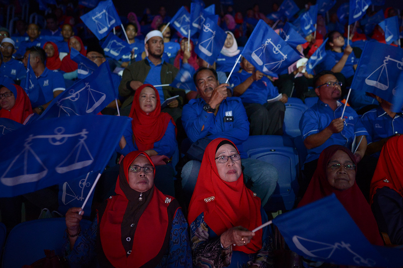 Barisan Nasional supporters arrive at the Axiata Arena before chairman Datuk Seri Najib Razak launches the party manifesto in Bukit Jalil April 7, 2018. — Picture by Mukhriz Hazim