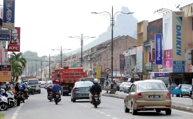 Sungai Siput town still cherishes its traditional concept of shop lots and buildings. Commerce in the town consist of coffee shops, restaurants, retail stores and many more.