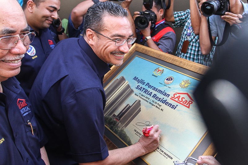 Datuk Seri Hishammuddin Hussein at the launch of the ‘Satu Anggota Satu Rumah’ affordable housing project at Kem Transmitter in Sungai Besi April 11, 2018.