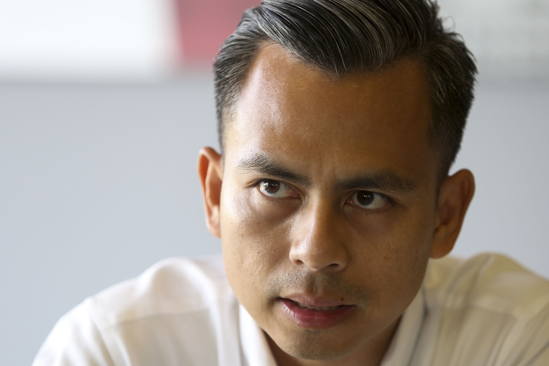 PKR’s Lembah Pantai candidate Fahmi Fadzil speaks to Malay Mail during an interview in Kuala Lumpur April 12, 2018. — Picture by Yusof Mat Isa